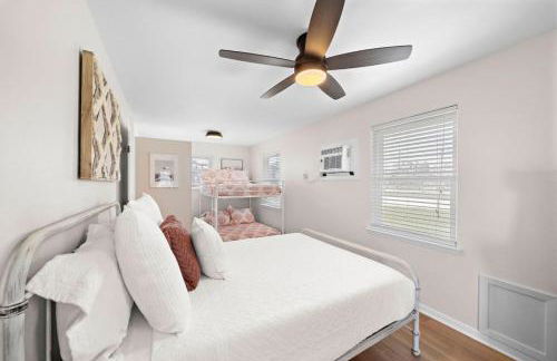 Stylish Home with game room, deck, and canal access - Foto 27