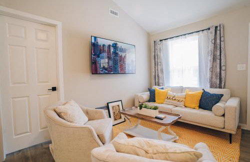 City Retreat - 4 Bedroom Oasis with King & Private Yard near Downtown - Foto 8