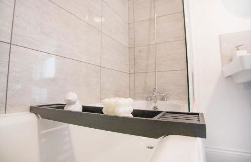 Spacious & Modern Oasis, 4-Bed House, Sleeps 7 - Foto 33