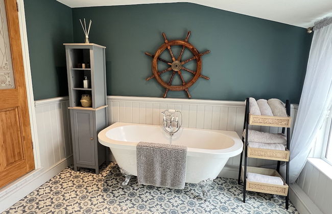 Luxurious Victorian Villa With Parking, Sleeps six - Photo 18