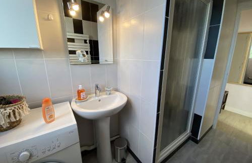 Grand studio calme avec balcon & parking gratuit - Foto 11