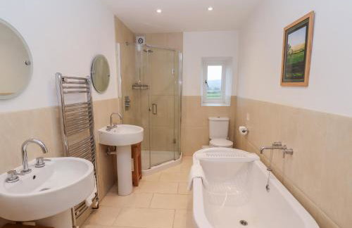 The Farmhouse - Photo 35