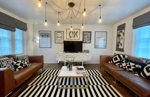 Gorgeous 2 bedroom apartment edge of Cabot Circus - Foto 1