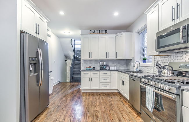 Expansive Downtown Home | JZ Vacation Rentals - Photo 12