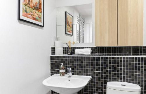 Elegant 2 Bedroom Apartment with Balcony - Near the High Street - Free Parking, Fast Wifi and Sky TV by Yoko Property - Foto 7