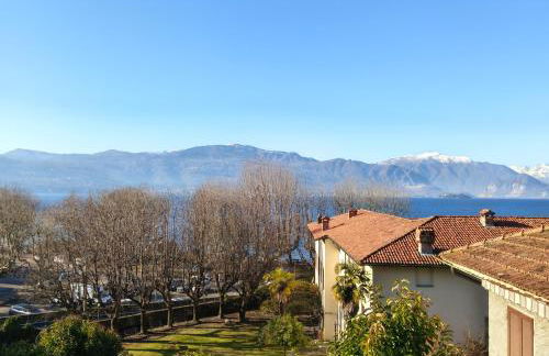 Elegant Traditional Home Steps from the Lake, with Garden and Panoramic Terrace - Photo 52