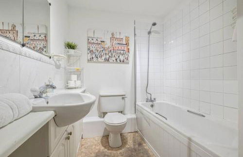 Spacious Apartment with Parking! - Photo 19