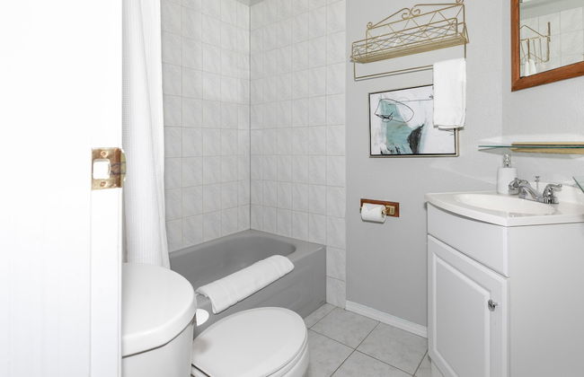 Dream 4-Br 4-Ba Chalet | Private Hot Tub | 2 min to Jasper National Park Gates - Photo 25