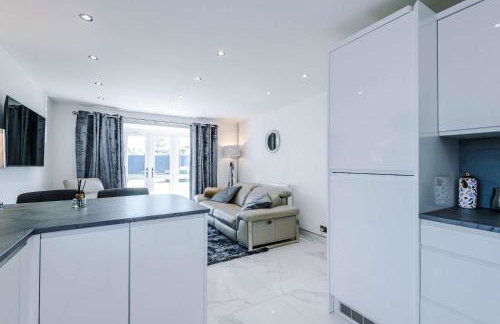 Modern 1BR Apartment in Whitefield, Manchester with Private Parking - Foto 4
