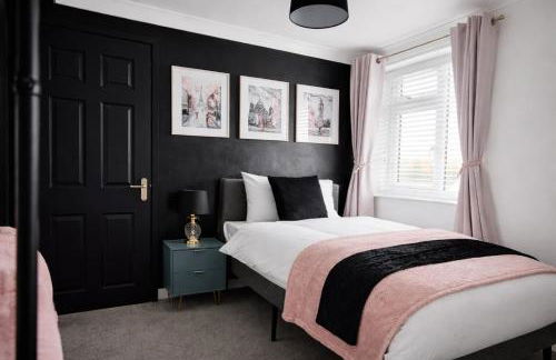 Rosie House 3 bedroom House in Sandbach with Parking - Photo 9