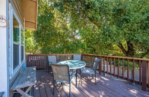 Lavender & Vine - Downtown Retreat with Hot Tub and Fire Pit! - Foto 32