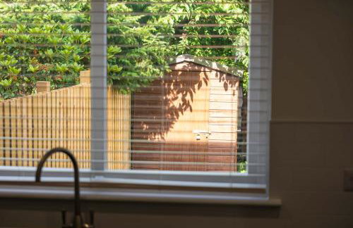 LANGLEY HOUSE Free Parking central LOCATION 5 bed all double with smart TV 3 BATHROOMS Loved by TRADES teams ideal for LONG STAYS contact langley cottages and apartments - Foto 17