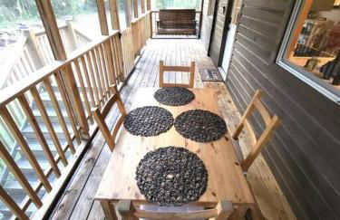 River Daze Cabin - A cozy cabin right on the river - Foto 16