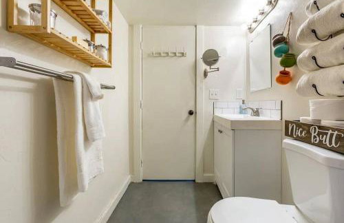 2BR Apt with BBQ & Parking Spring Fling Stay - Foto 30