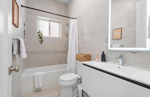 New 3BR Home with Private Yard and Game Room and Parking - Foto 35