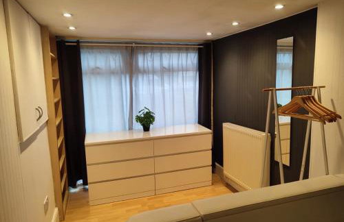 4-bed quiet cul de sac location with large secure off road parking for 4 cars - Foto 8