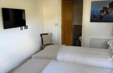 Luxury Villa with Beach Hut and Hot Tub - Photo 18