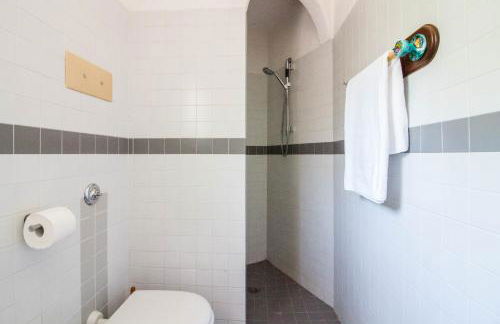 GuestHost - Seaside Apartment with Parking - Foto 24