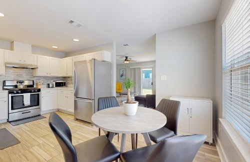 Downtown Duplex with Fire Pit 1 Mi to Waterfront - Foto 8