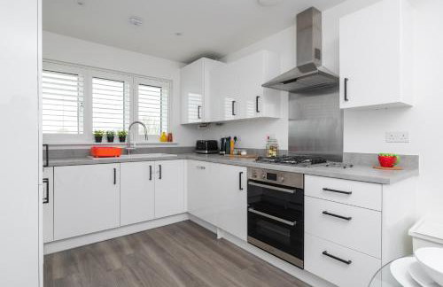 Spacious Milton Keynes Townhouse 2 Designated Parking Spaces Near Centre MK, MK Bowl, Universal Studios & Transport Links Ideal for Families & Contractors - Foto 18