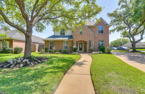 Patio, BBQ and Yard Family Retreat in Pearland - Photo 31