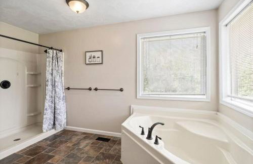 Hot Tub! LRG Home! Sleeps 22!Near Ithaca! Dogs OK - Foto 28