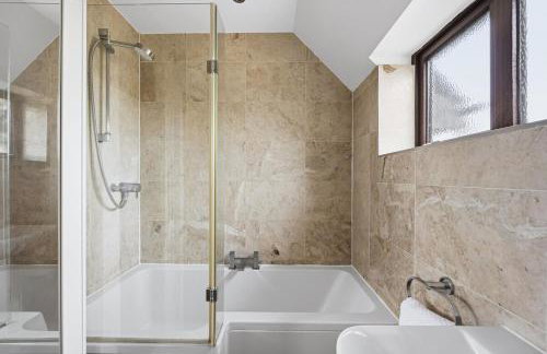 Meadow House with Driveway Parking, Spacious Garden, Fast Wifi and Smart TVs by Yoko Property - Foto 10