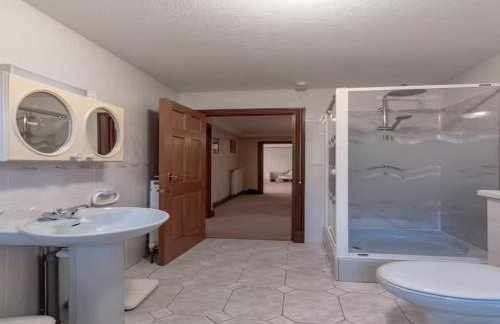 Tudor Style Seafront Home Sea Views Shoebury - Pass the Keys - Foto 19