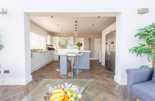 Stunning Property Seaviews, Private Pool & Parking - Photo 27