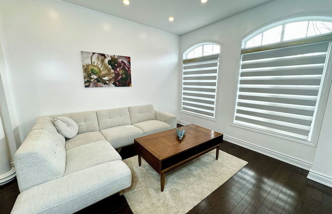 Spacious 4-Bedroom Retreat - Photo 26