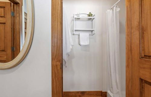 Impressive Dual Woods and Lake Homes That Sleep 32 - Foto 39