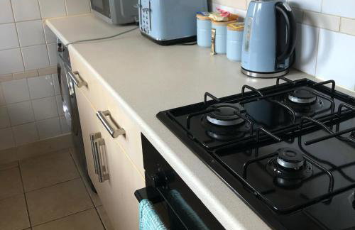 Spacious 2-Level Home by the Beach & Transport - Foto 28