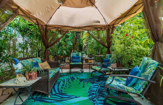 The Secret Garden - The Cottage Near Beach, Shops, Restaurants, Pet Friendly, Close to Lucerne Ave! - Foto 13