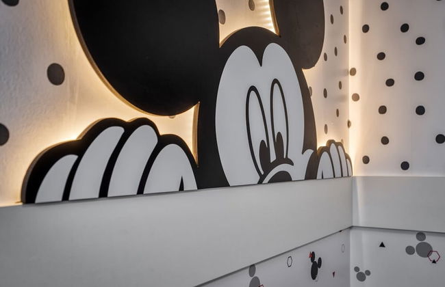 Modern Decorated Home With Mickey Themed Bedrooms - Foto 37