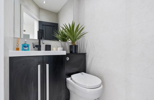 Stunning Penthouse-Style 2-Bed Uxbridge - Photo 14