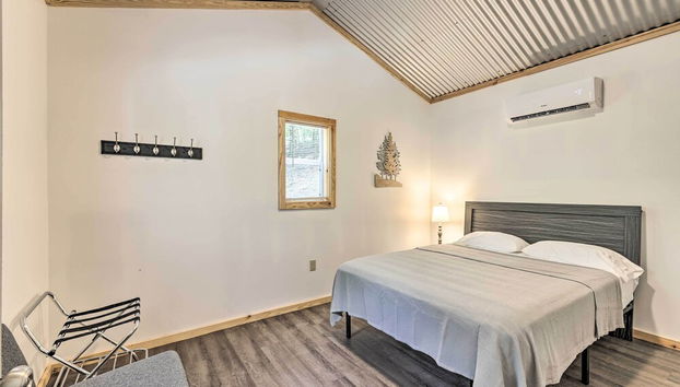 Tallassee Cabin w/ Forest Views Near Creek - Photo 3, Chambre