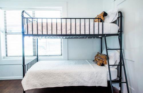 Newly Updated Cozy 1927 Uptown Tudor 4 min to Magnolia - Photo 30