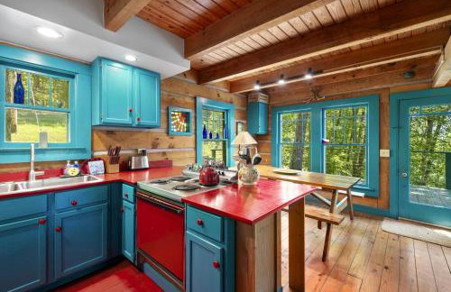 Beautiful Rustic Cabin Surrounded by Nature with Incredible Views and a Wrap-Around Deck for an Amazing Glamping Experience in Marshall, NC - Foto 32