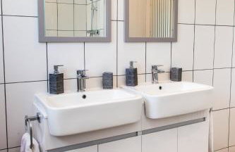 Contractor house, sleeps 7, close to restaurant's & bars, long stays available, Oveyo Accommodation - Foto 9