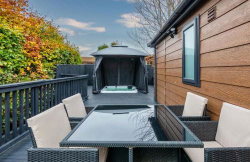 York Family Luxury Cabin with hot tub - Photo 2