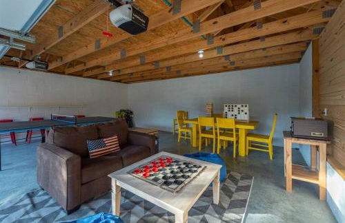 Fully Stocked Cabin Retreat w/ Game Room & Pond! - Foto 5