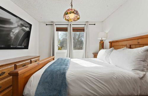 Family 4BR Home with Patio by Willowcreek Park - Foto 28