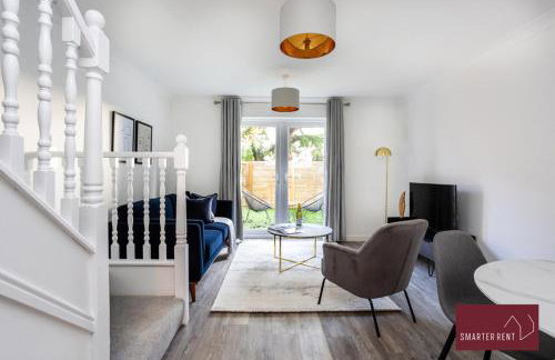 Woking 2 Bedroom House Parking Garden - Photo 3