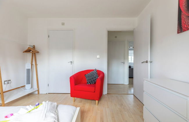 Skyline Haven Modern 2BR w/ Free Parking & 4kTV - Photo 16