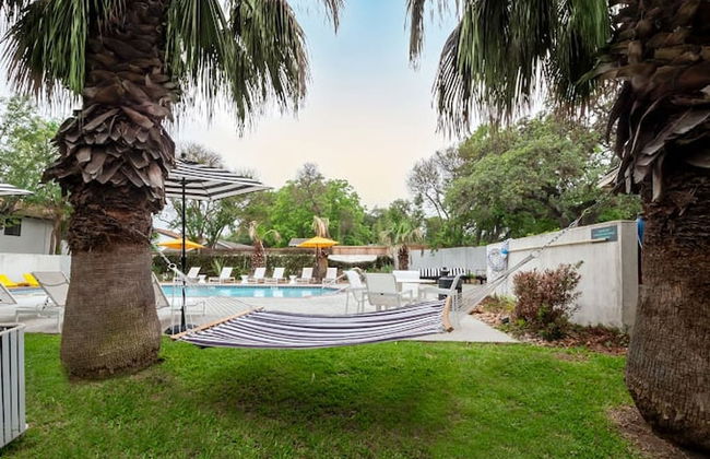 Soco 2BR Comfy Suite w Pool King bed Fast Wifi - Photo 7