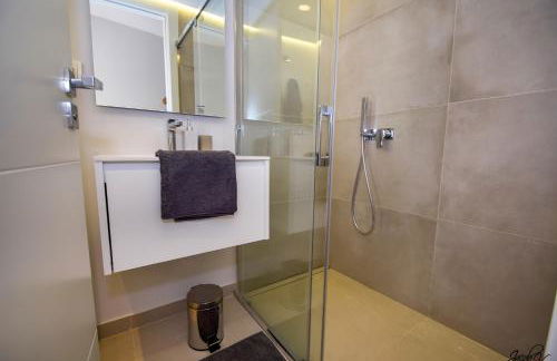 Exquisite and Modern villa near beach with Heated pool! - Foto 71