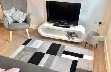 Brand-new flat, King Bed, Sofa Bed with full kitchen, Wi-Fi, self check-in Central location near everything - Foto 19