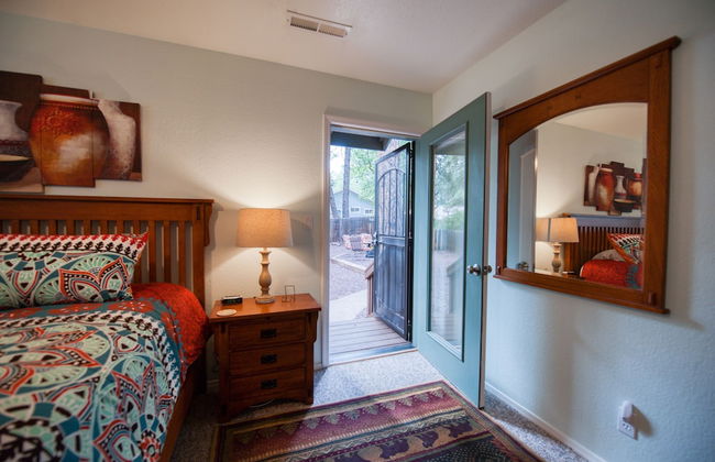 Home In The Pines Near Downtown w Hottub - Foto 12