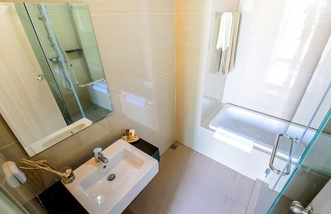 The Violin Sriracha - Photo 24