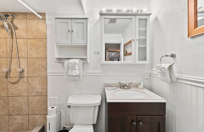 Scandinavian Chic – Hot Tub, Bikes and Lake Life! - Foto 24